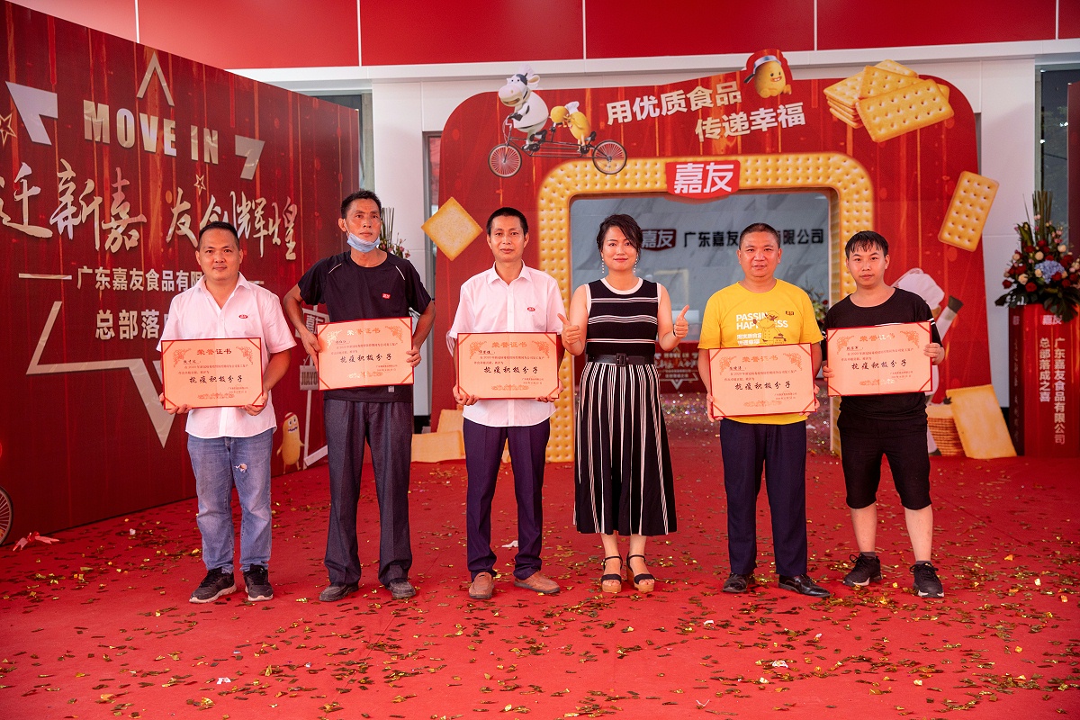 五位抗疫杰出代表，授予“抗疫積極分子”的獎項