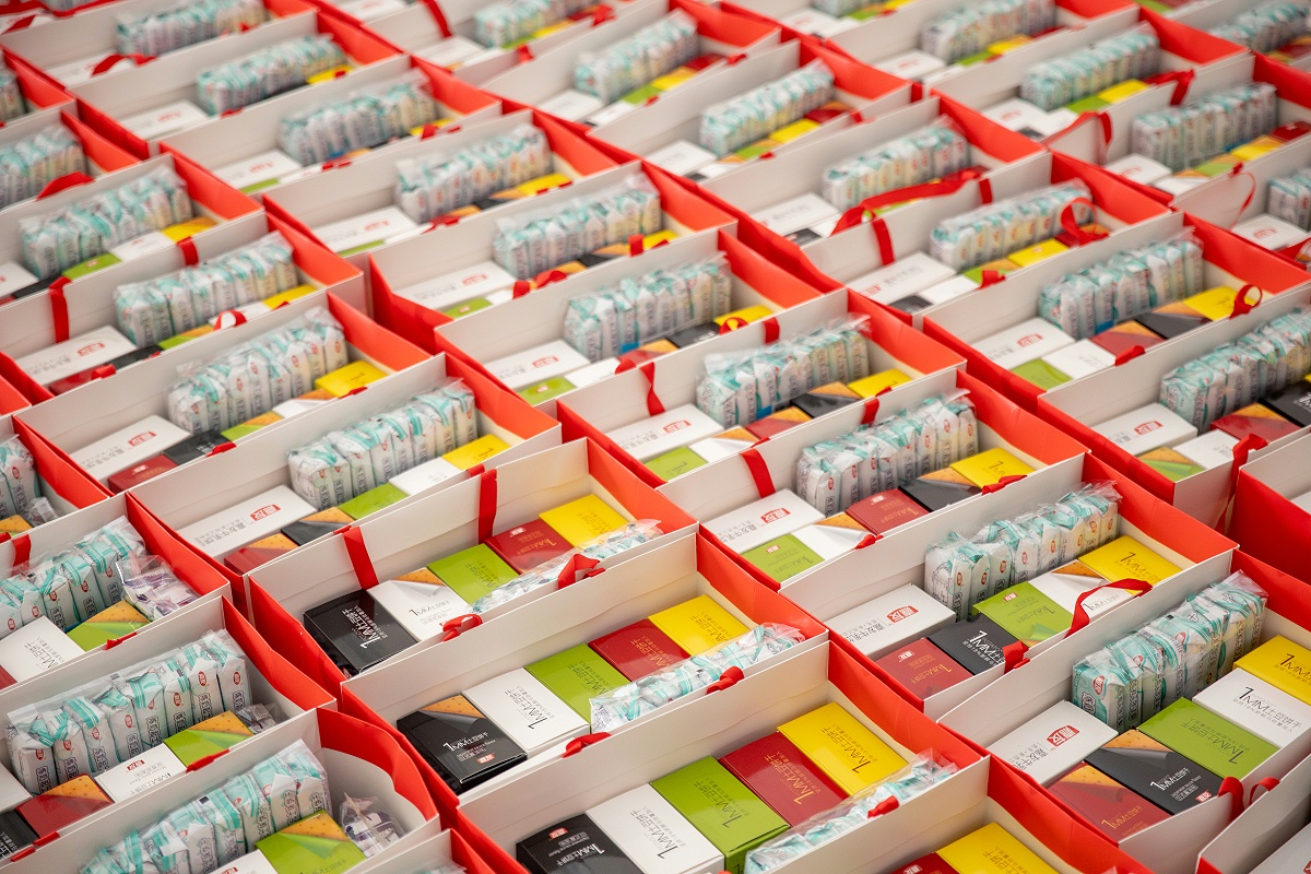 嘉人人手一份感謝禮