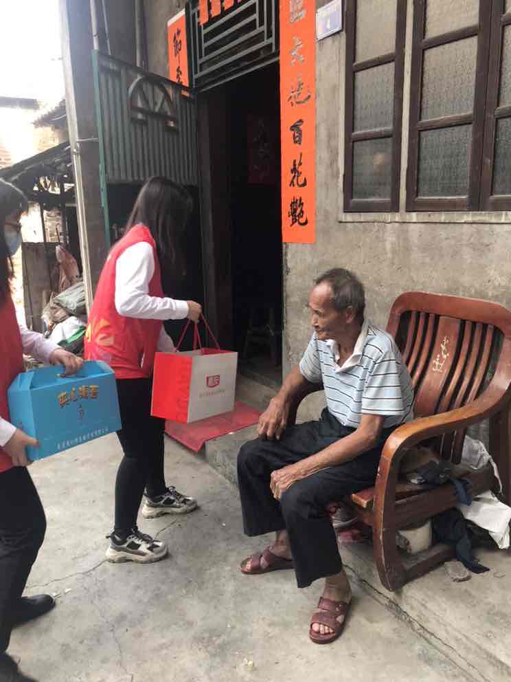 慰問孤寡老人 嘉友濃濃關(guān)懷暖人心 (4)